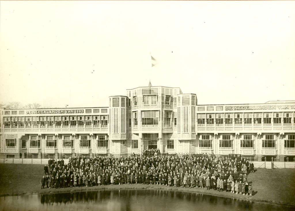 Employees in front of the De Nederlanden headquarters in 1913