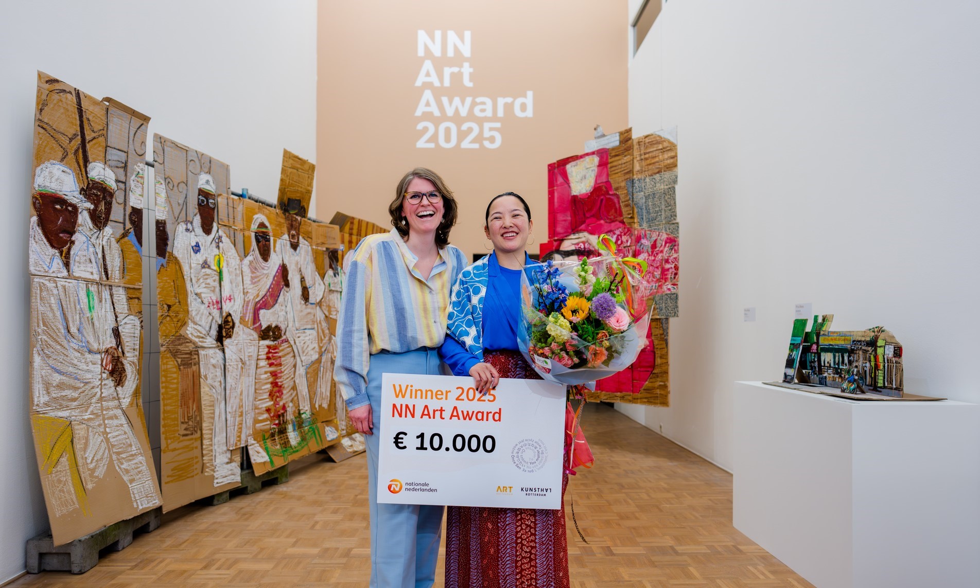 Pris Roos, winner of NN Art Award 2025 posing with the jury